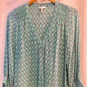 Join blouse in beautiful dainty print.